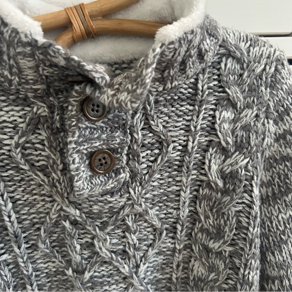 Gray Cable Knit Sweater with Crew Neck and Chunky Texture - Picture 2 of 6